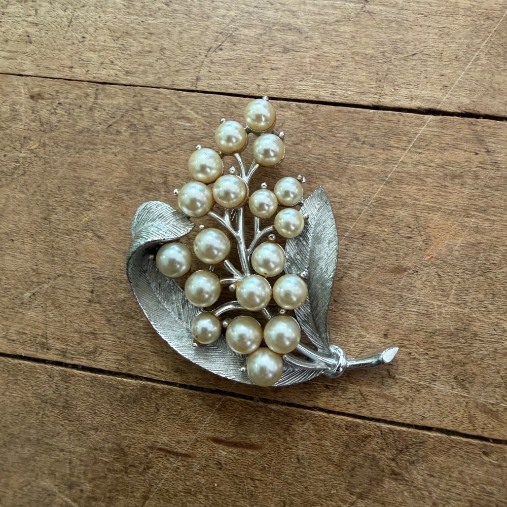 Vtg Lisner Silver Tone Faux Pearl Floral Brooch Pin, MCM Mid-Century Botanical